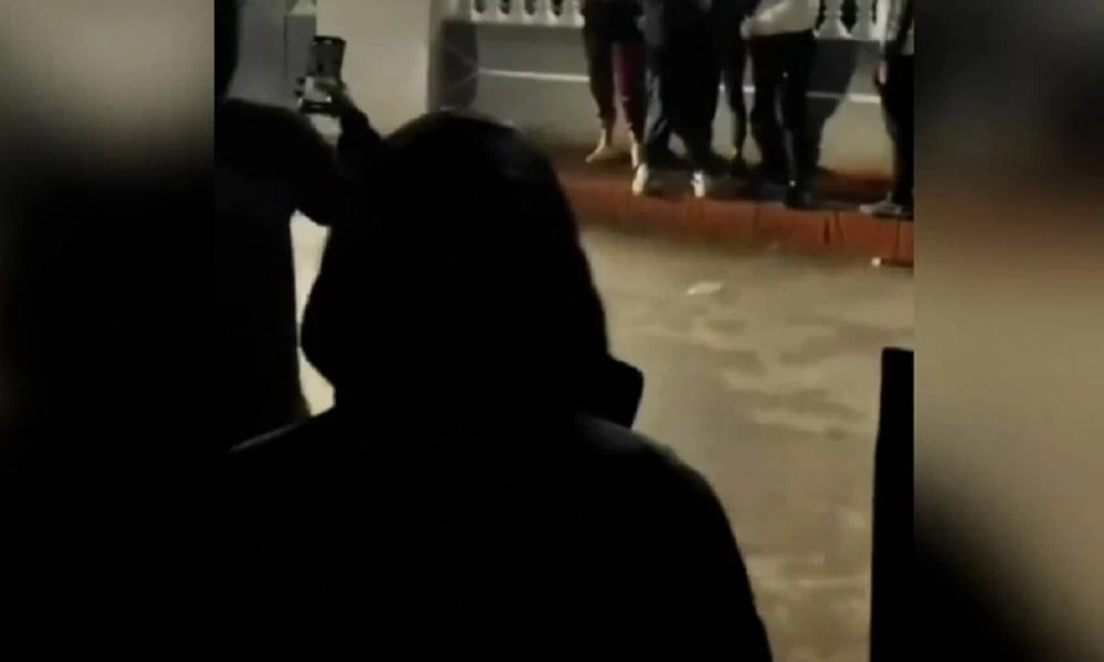 Συμμορίες ανηλίκων: Στιγμές τρόμου για δύο 18χρονους μέσα σε λεωφορείο – Με την απειλή μαχαιριού έκλεψαν χρήματα και κινητό